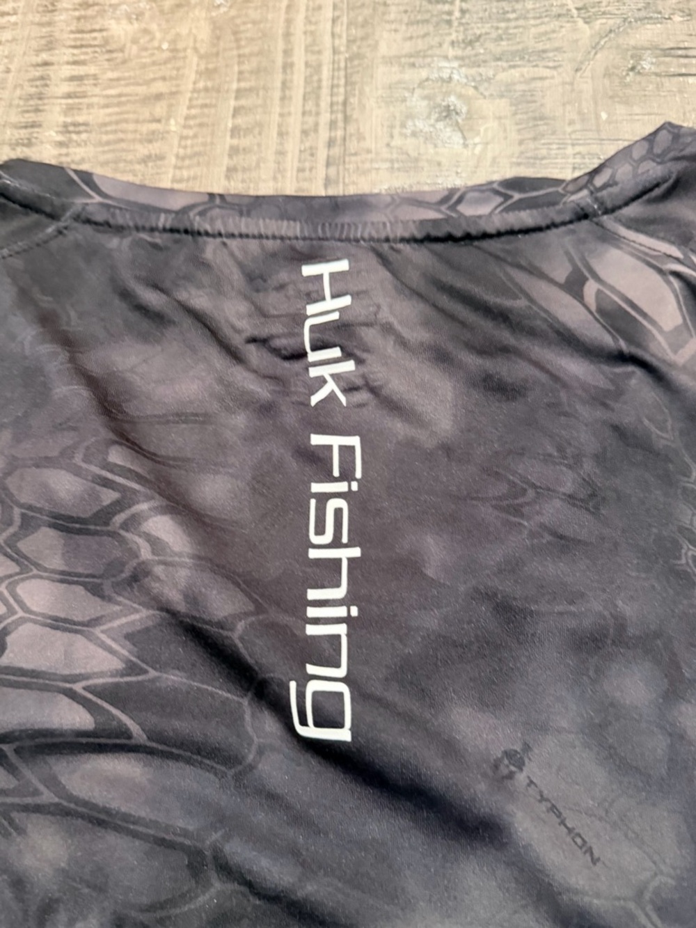 Huk Performance Fishing Black Charcoal Camo V-Neck Fishing Shirt - Picture 9 of 9